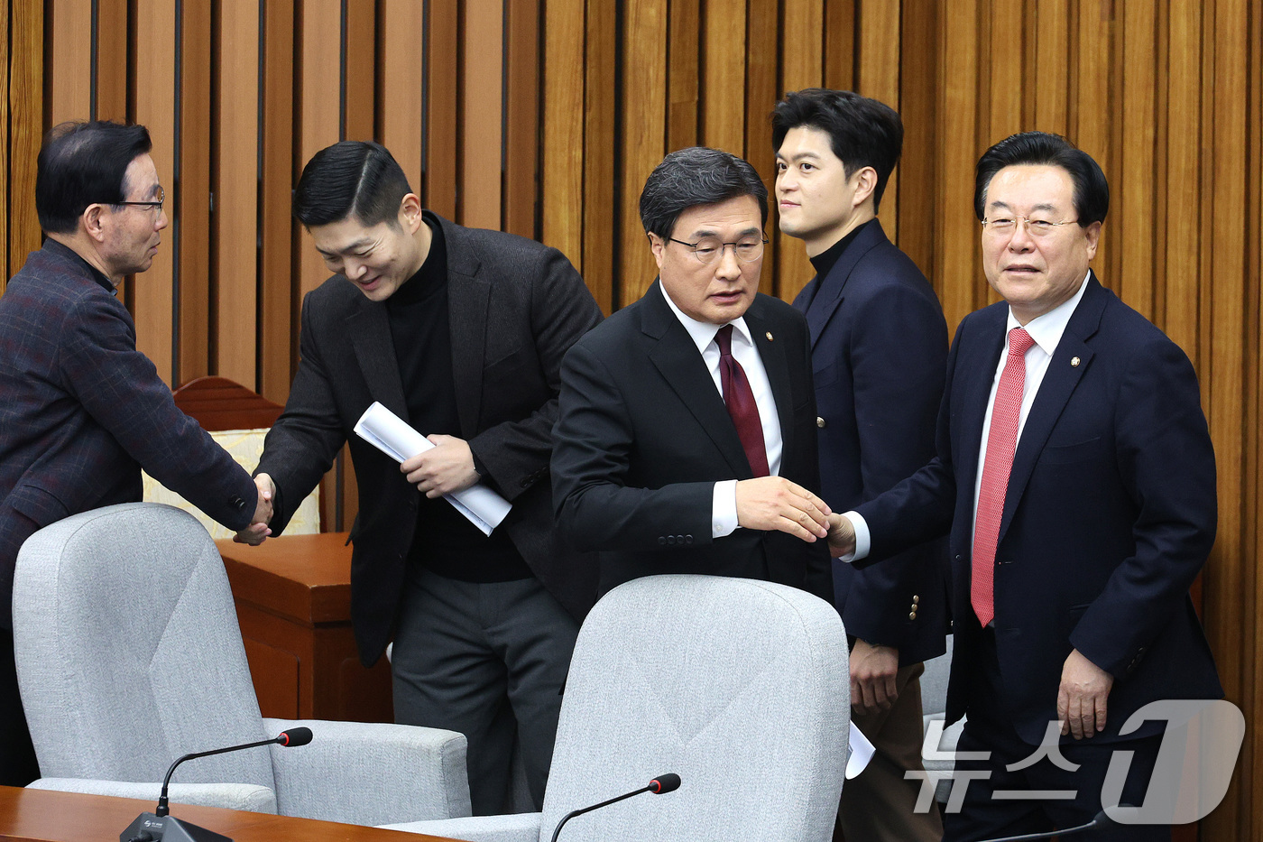 (서울=뉴스1) 신웅수 기자 = 김대식 국민의힘 초선의원모임 대표가 16일 서울 여의도 국회에서 열린 초선의원 모임에서 참석자들과 인사하고 있다. 2025.12.16/뉴스1