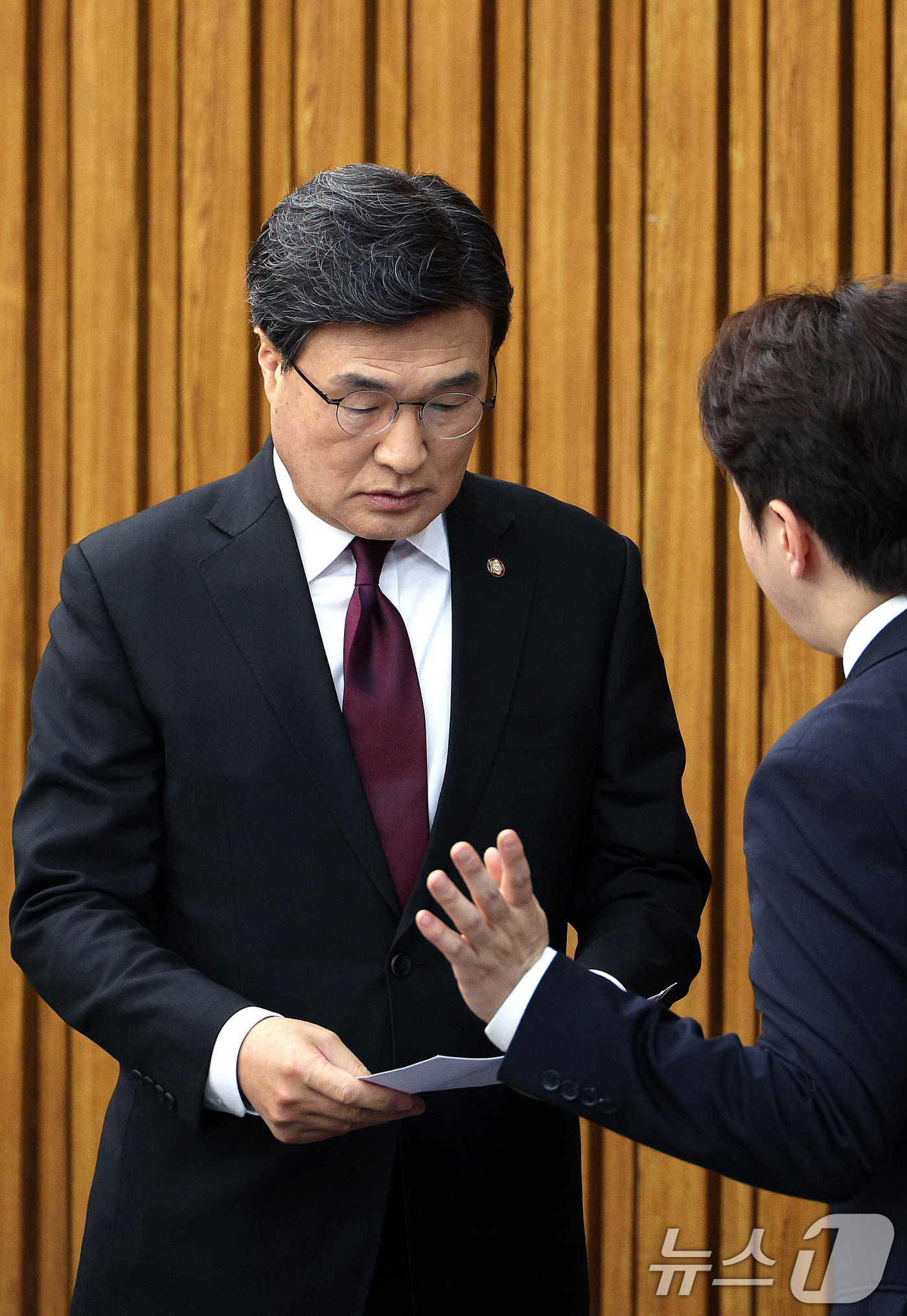 (서울=뉴스1) 신웅수 기자 = 김대식 국민의힘 초선의원모임 대표가 16일 서울 여의도 국회에서 열린 초선의원 모임에서 참석자들과 대화하고 있다. 2025.12.16/뉴스1