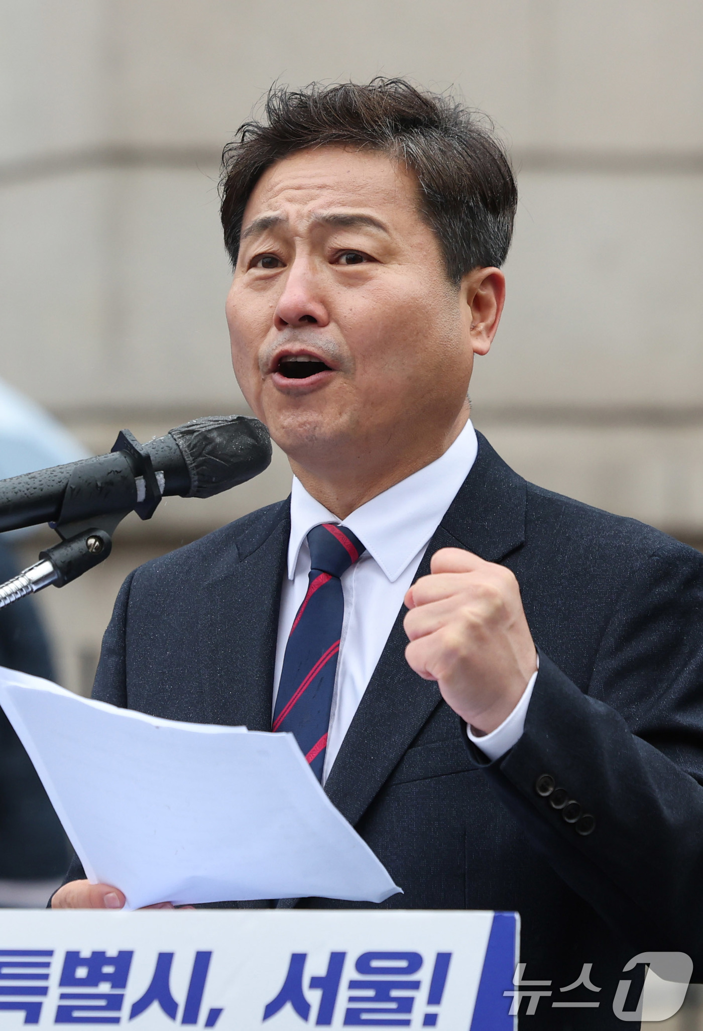 (서울=뉴스1) 박지혜 기자 = 김영배 더불어민주당 의원이 16일 서울 중구 옛 서울역사(문화역서울284) 앞에서 서울시장 출마를 선언하고 있다.  2025.12.16/뉴스1