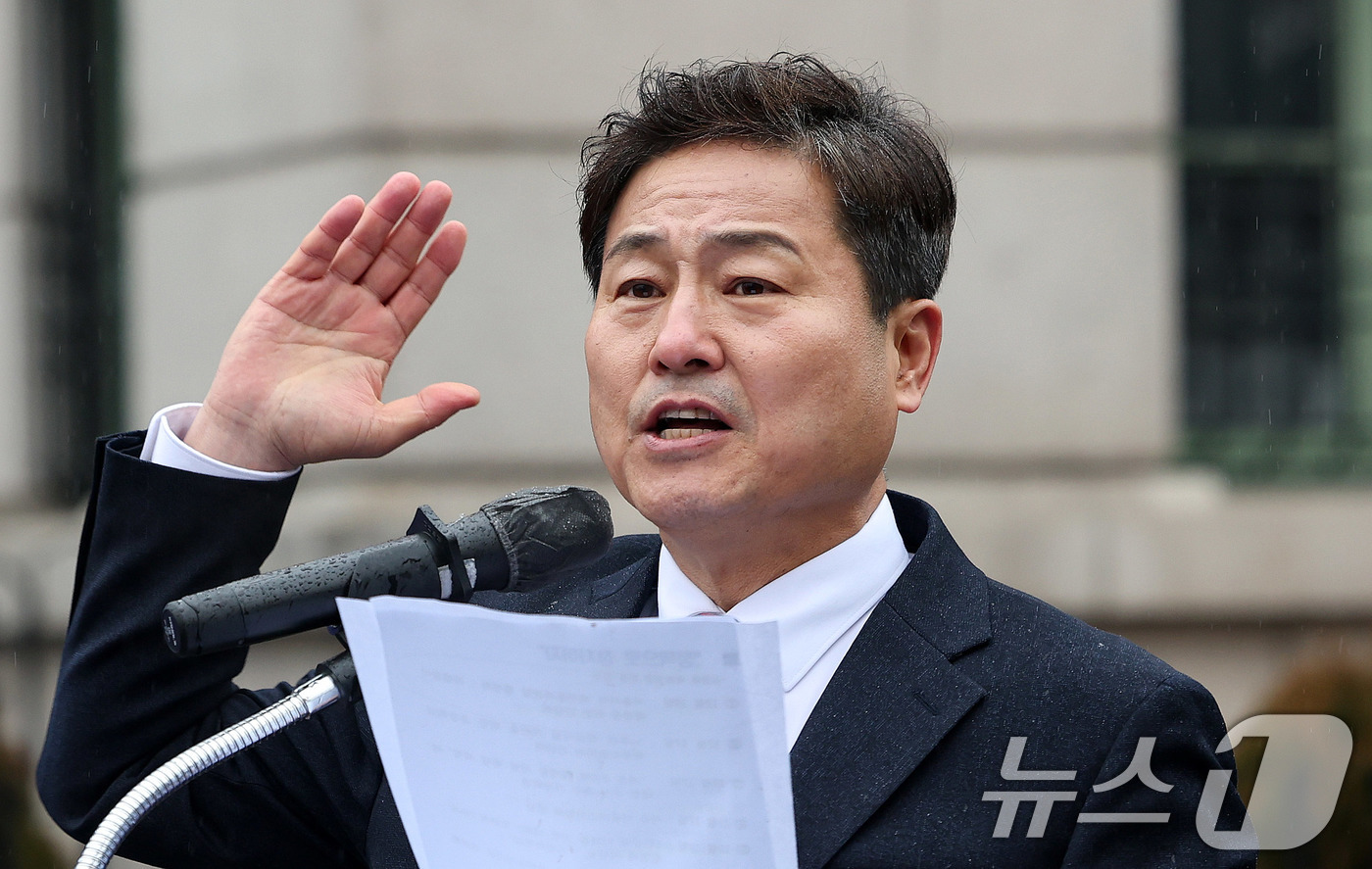 (서울=뉴스1) 박지혜 기자 = 김영배 더불어민주당 의원이 16일 서울 중구 옛 서울역사(문화역서울284) 앞에서 서울시장 출마를 선언하고 있다. 2025.12.16/뉴스1