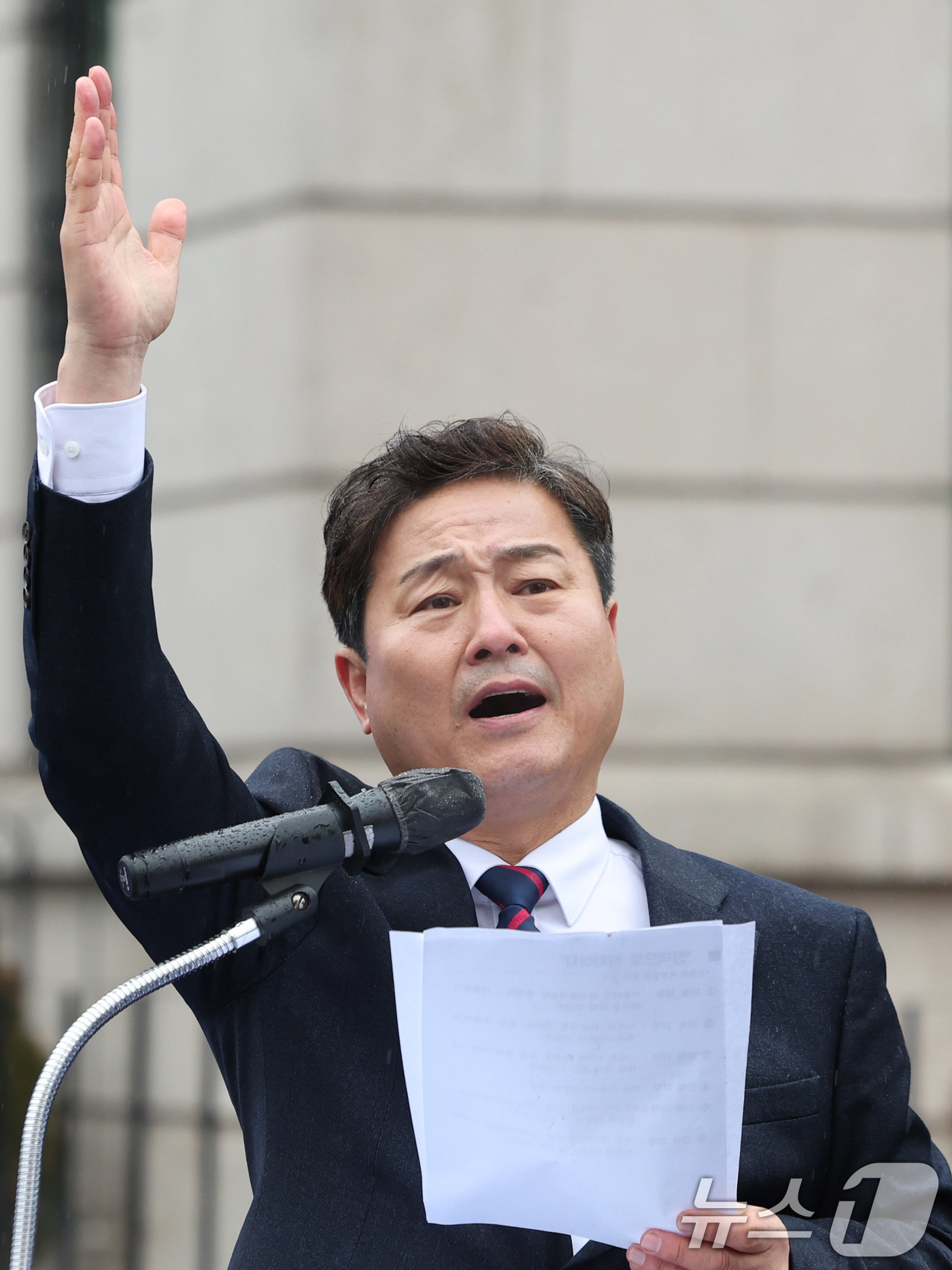 (서울=뉴스1) 박지혜 기자 = 김영배 더불어민주당 의원이 16일 서울 중구 옛 서울역사(문화역서울284) 앞에서 서울시장 출마를 선언하고 있다.  2025.12.16/뉴스1