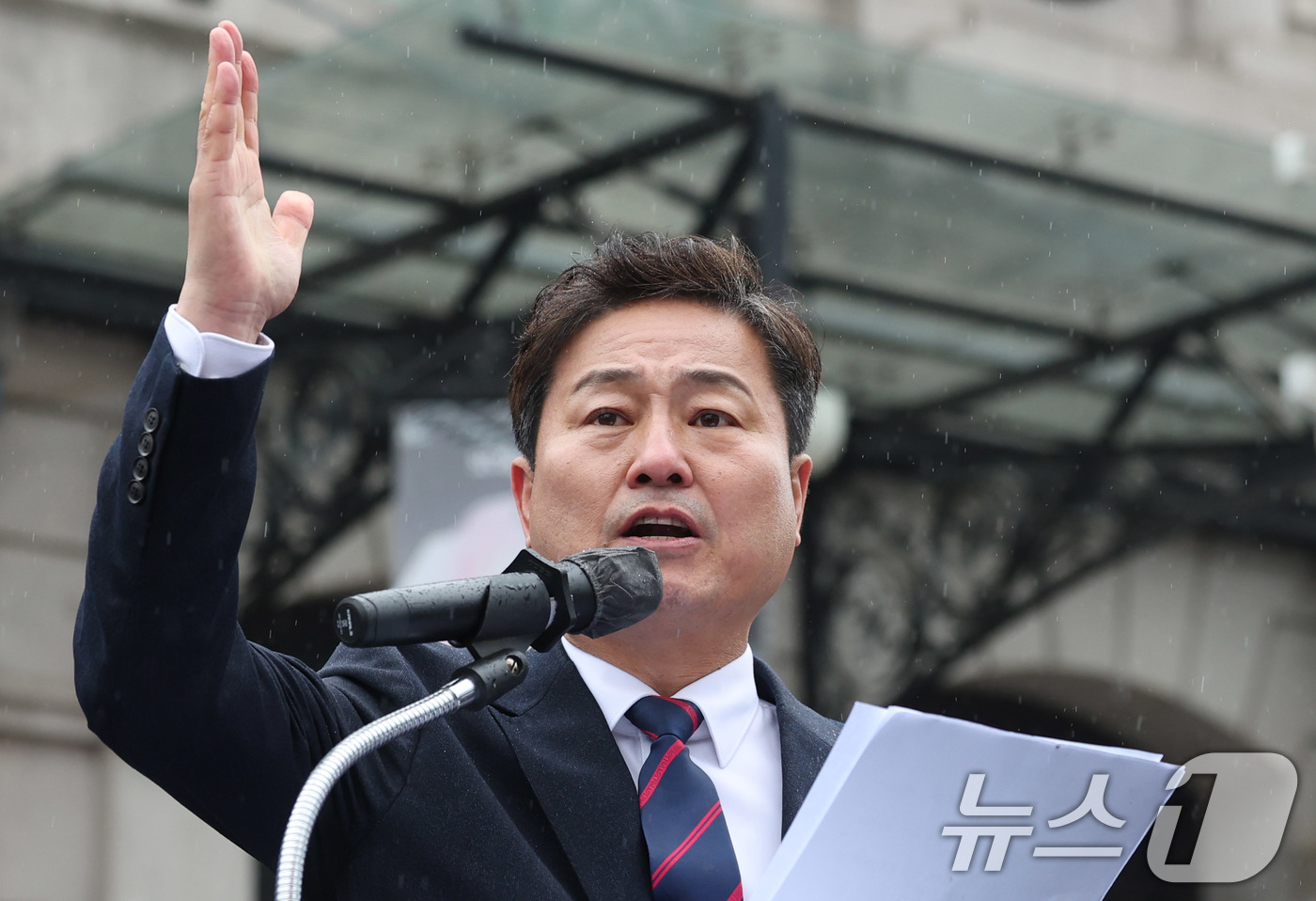 (서울=뉴스1) 박지혜 기자 = 김영배 더불어민주당 의원이 16일 서울 중구 옛 서울역사(문화역서울284) 앞에서 서울시장 출마를 선언하고 있다.  2025.12.16/뉴스1