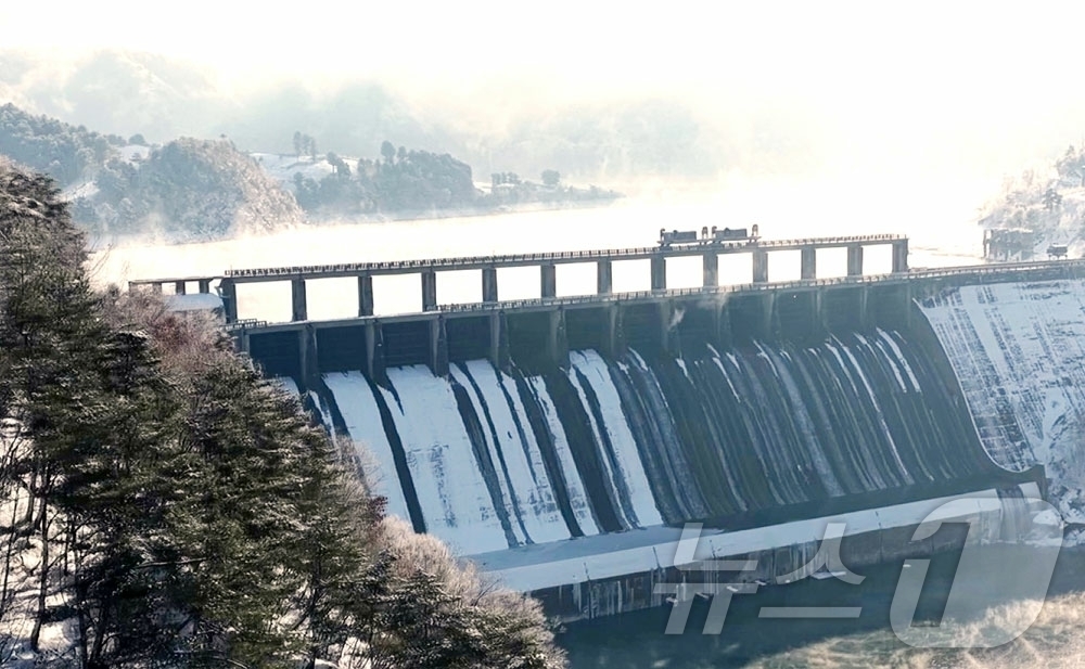 (평양 노동신문=뉴스1) = 북한 노동당 기관지 노동신문은 16일 장자강발전소 개건보수(리모델링)가 성과적으로 완료됐다고 보도했다. [국내에서만 사용가능. 재배포 금지. DB 금지 …