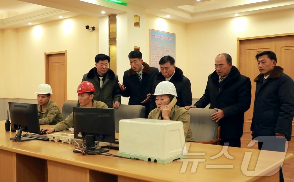 (평양 노동신문=뉴스1) = 북한 노동당 기관지 노동신문은 16일 장자강발전소 개건보수(리모델링)가 성과적으로 완료됐다고 보도했다. [국내에서만 사용가능. 재배포 금지. DB 금지 …