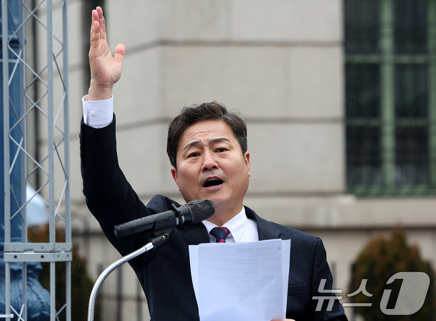 (서울=뉴스1) 박지혜 기자 = 김영배 더불어민주당 의원이 16일 서울 중구 옛 서울역사(문화역서울284) 앞에서 서울시장 출마를 선언하고 있다.  2025.12.16/뉴스1