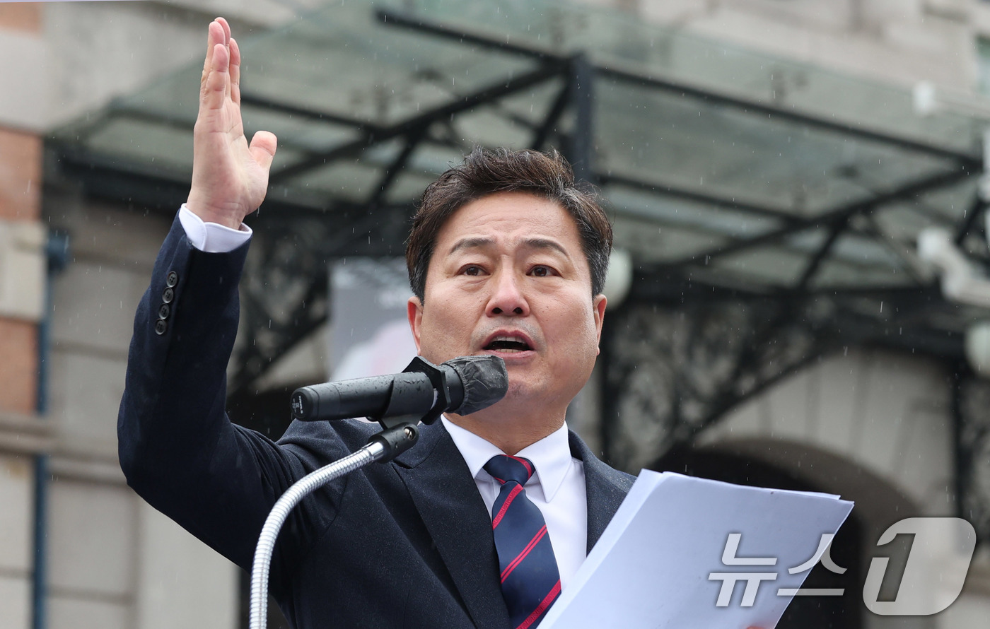(서울=뉴스1) 박지혜 기자 = 김영배 더불어민주당 의원이 16일 서울 중구 옛 서울역사(문화역서울284) 앞에서 서울시장 출마를 선언하고 있다.  2025.12.16/뉴스1