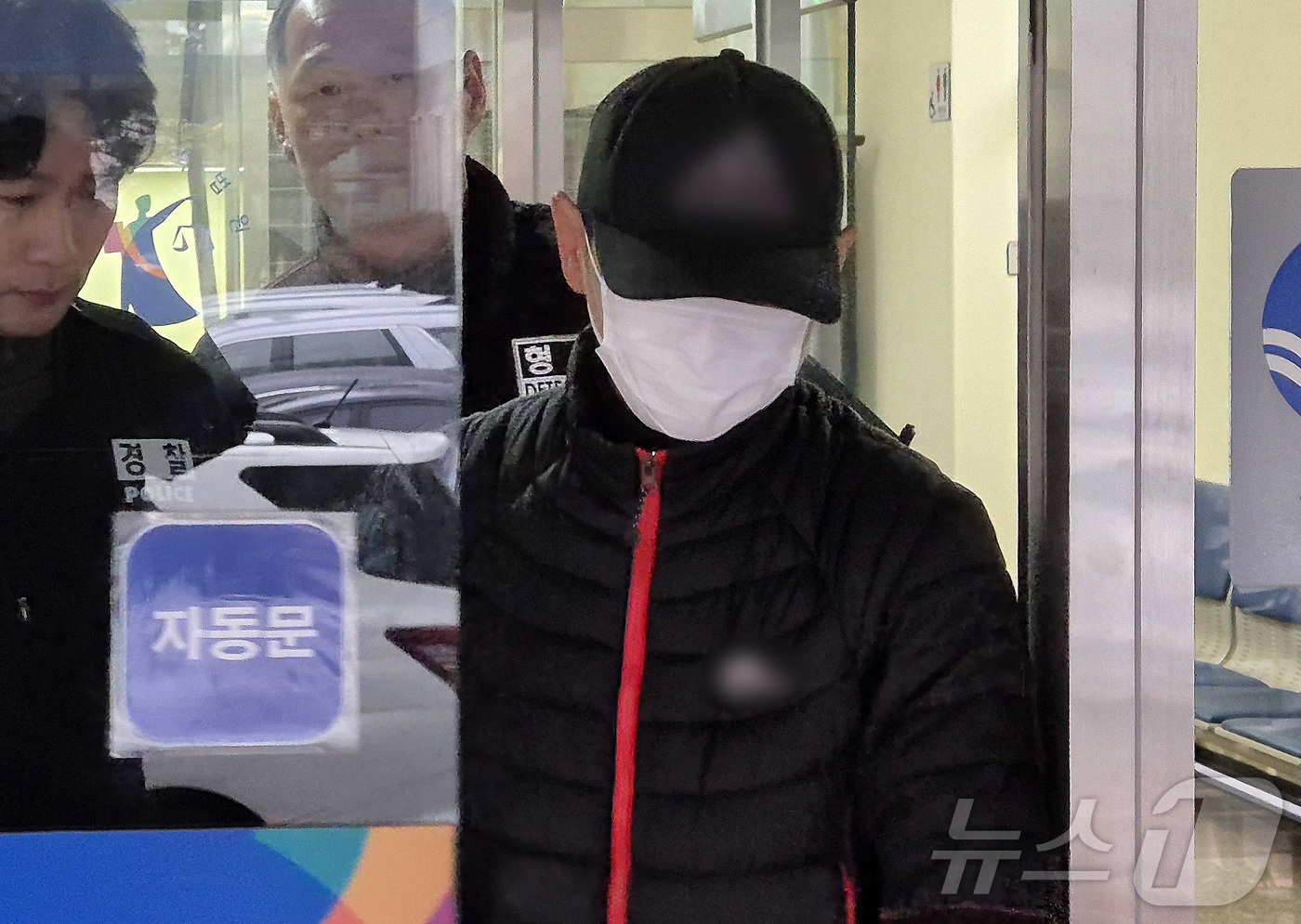 (의정부=뉴스1) 양희문 기자 = 자고 있는 태국인 아내 얼굴에 끓는 물을 부어 화상을 입힌 혐의를 받는 40대 남성 A 씨가 16일 경기도 의정부지법에서 구속 전 피의자 심문(영 …