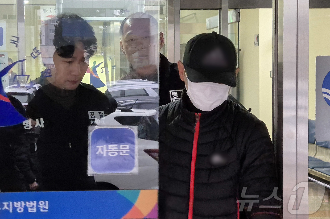 (의정부=뉴스1) 양희문 기자 = 자고 있는 태국인 아내 얼굴에 끓는 물을 부어 화상을 입힌 혐의를 받는 40대 남성 A 씨가 16일 경기도 의정부지법에서 구속 전 피의자 심문(영 …