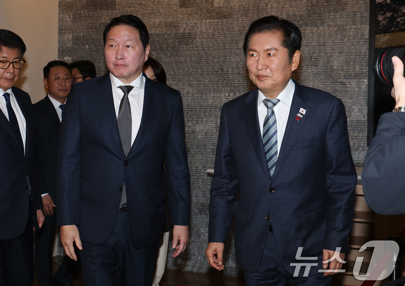 (서울=뉴스1) 이광호 기자 = 정청래 더불어민주당 대표와 최태원 대한상공회의소 회장이 16일 오전 서울 중구 대한상공회의소에서 열린 정책 간담회에서 참석하고 있다.   2025. …