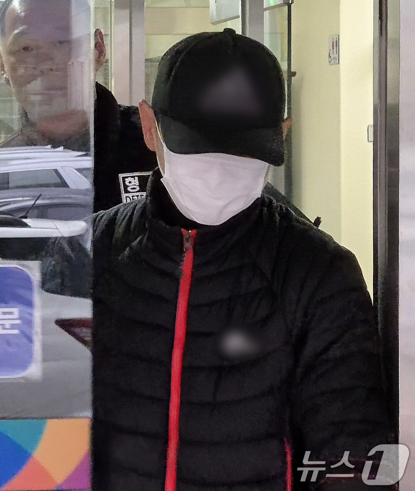 (의정부=뉴스1) 양희문 기자 = 자고 있는 태국인 아내 얼굴에 끓는 물을 부어 화상을 입힌 혐의를 받는 40대 남성 A 씨가 16일 경기도 의정부지법에서 구속 전 피의자 심문(영 …