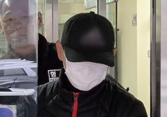 아내에 끓는물 부은 남편 '구속'…"왜 그랬나" 질문엔 '침묵'(종합)