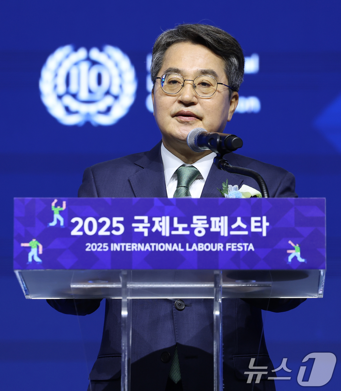 (고양=뉴스1) 오대일 기자 = 김동연 경기도지사가 16일 오전 경기 고양시 킨텍스(KINTEX)에서 열린 2025 국제노동페스타 개막식에서 환영사를 하고 있다.경기도와 국제노동기 …