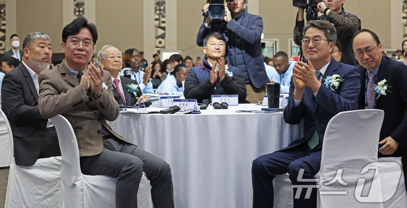 (고양=뉴스1) 오대일 기자 = 16일 오전 경기 고양시 킨텍스(KINTEX)에서 열린 2025 국제노동페스타 개막식에서 김동연 경기지사와 김영훈 고용노동부 장관, 손경식 경총 회 …