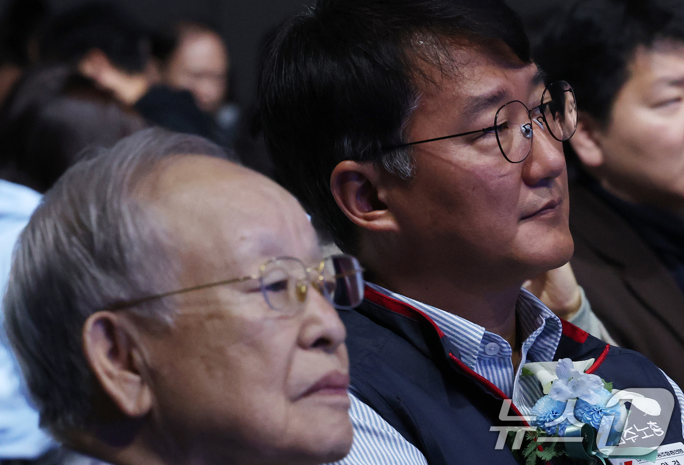 (고양=뉴스1) 오대일 기자 = 손경식 경총 회장과 양경수 민주노총 위원장이 16일 오전 경기 고양시 킨텍스(KINTEX)에서 열린 2025 국제노동페스타 개막식에서 나란히 생각에 …