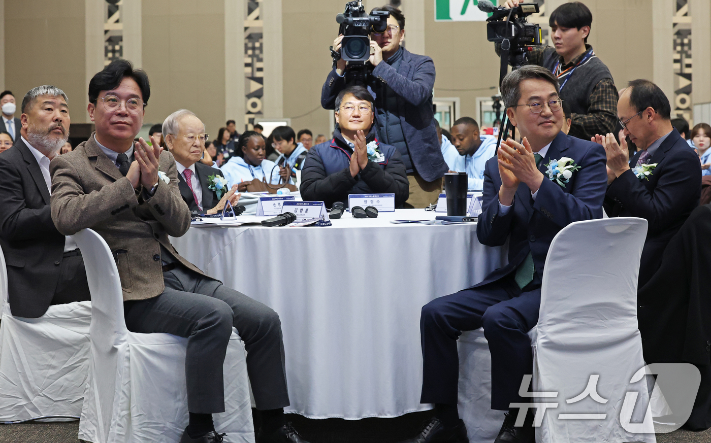 (고양=뉴스1) 오대일 기자 = 16일 오전 경기 고양시 킨텍스(KINTEX)에서 열린 2025 국제노동페스타 개막식에서 김동연 경기지사와 김영훈 고용노동부 장관, 손경식 경총 회 …