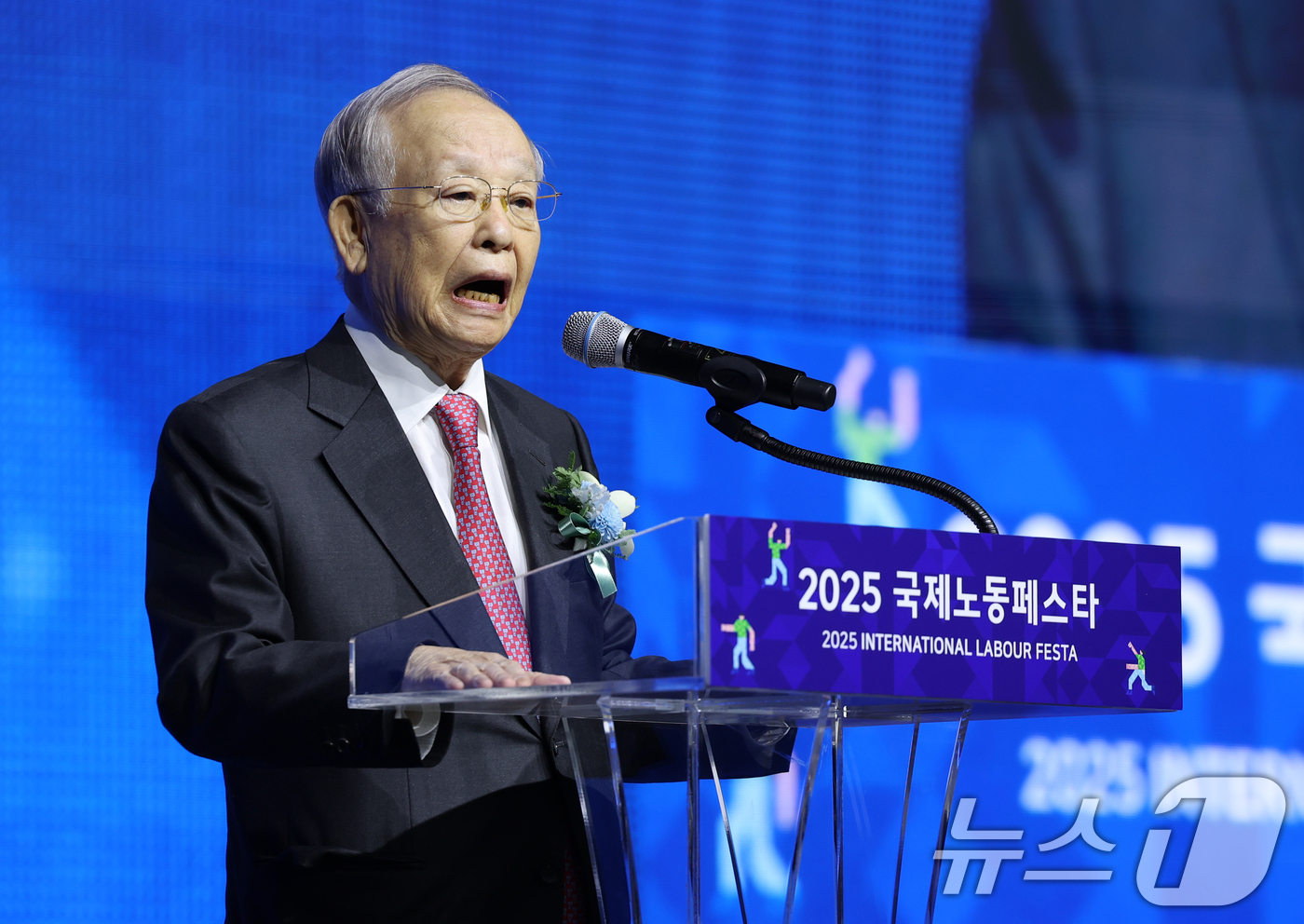 (고양=뉴스1) 오대일 기자 = 손경식 경총 회장이 16일 오전 경기 고양시 킨텍스(KINTEX)에서 열린 2025 국제노동페스타 개막식에서 축사를 하고 있다.경기도와 국제노동기구 …