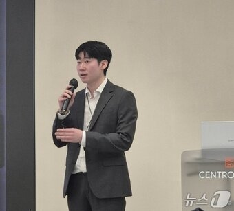 본문 이미지 - 강희창 포필러스 공동창업자가 16일 서울 종로구 센트로폴리스 컨퍼런스에서 열린 라운드테이블에서 발표하고 있다. 2025.12.16./뉴스1