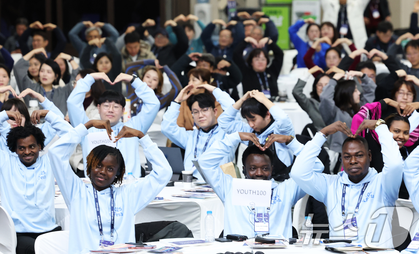 (고양=뉴스1) 오대일 기자 = 16일 오전 경기 고양시 킨텍스(KINTEX)에서 열린 2025 국제노동페스타 개막식에서 세계 각국에서 모인 '유스100' 국제 청년단 참석자들이 …