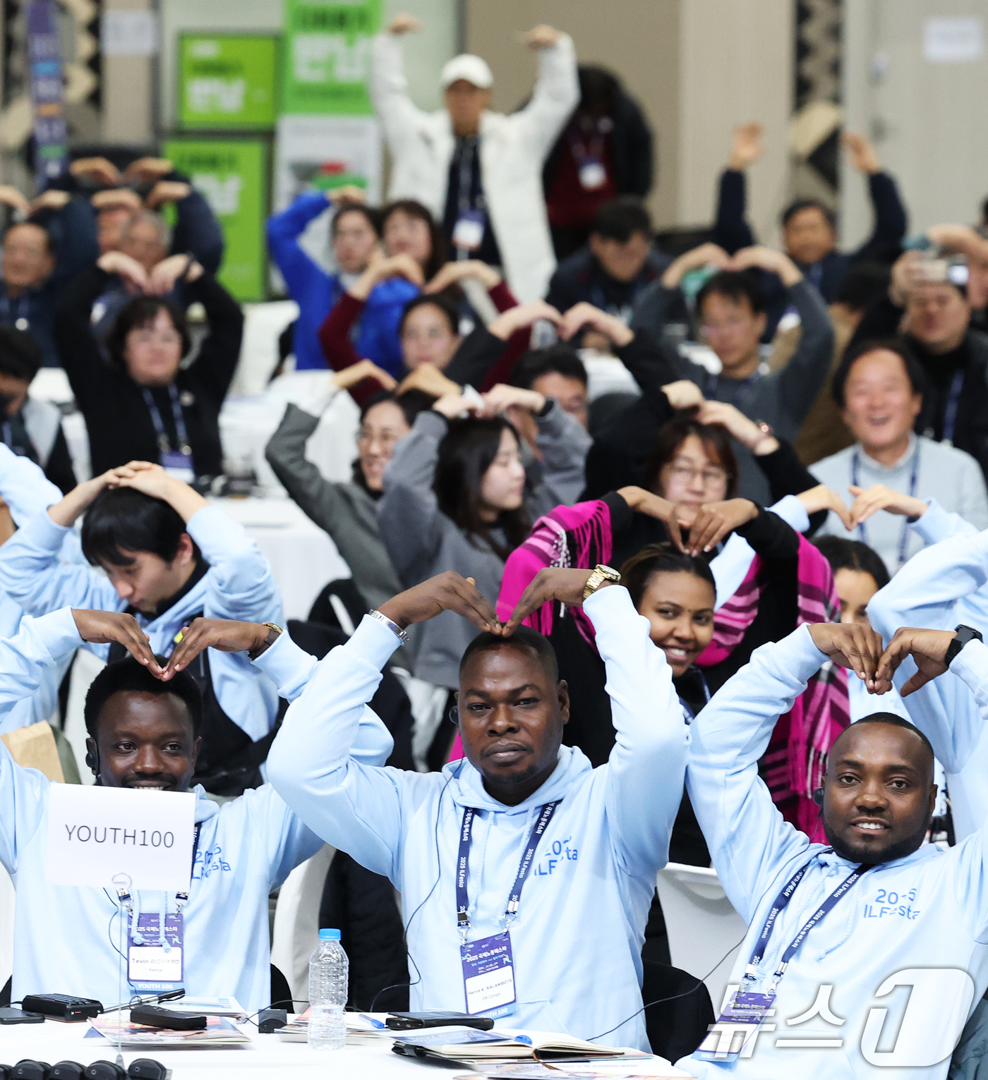 (고양=뉴스1) 오대일 기자 = 16일 오전 경기 고양시 킨텍스(KINTEX)에서 열린 2025 국제노동페스타 개막식에서 세계 각국에서 모인 '유스100' 국제 청년단 참석자들이 …