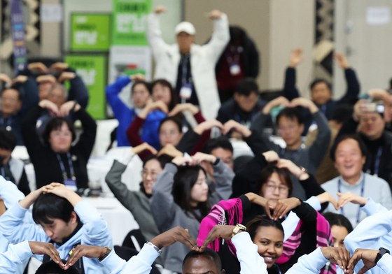 손하트 만드는 '유스100' 국제 청년단