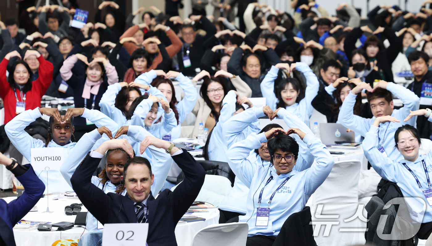 (고양=뉴스1) 오대일 기자 = 16일 오전 경기 고양시 킨텍스(KINTEX)에서 열린 2025 국제노동페스타 개막식에서 세계 각국에서 모인 '유스100' 국제 청년단 참석자들이 …