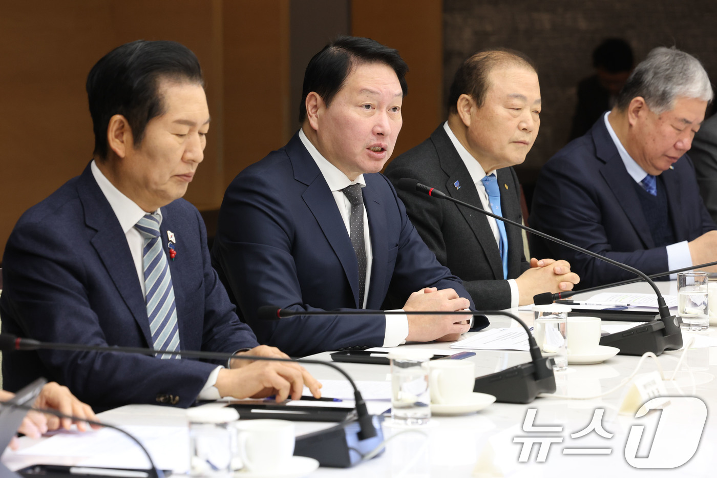 (서울=뉴스1) 이광호 기자 = 최태원 대한상공회의소 회장이 16일 오전 서울 중구 대한상공회의소에서 열린 더불어민주당 정청래 대표 및 정책지도부와의 정책간담회에서 발언하고 있다. …