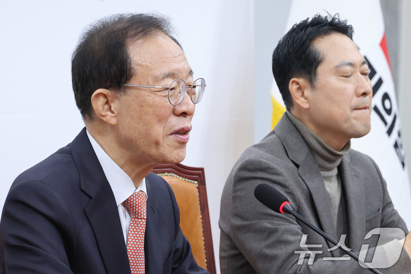 (서울=뉴스1) 신웅수 기자 = 이석연 국민통합위원장이 16일 서울 여의도 국회를 찾아 장동혁 국민의힘 대표를 예방하고 있다. 2025.12.16/뉴스1