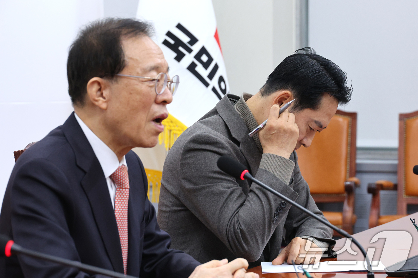 (서울=뉴스1) 신웅수 기자 = 장동혁 국민의힘 대표가 16일 서울 여의도 국회를 찾은 이석연 국민통합위원장의 발언을 듣고 있다. 2025.12.16/뉴스1