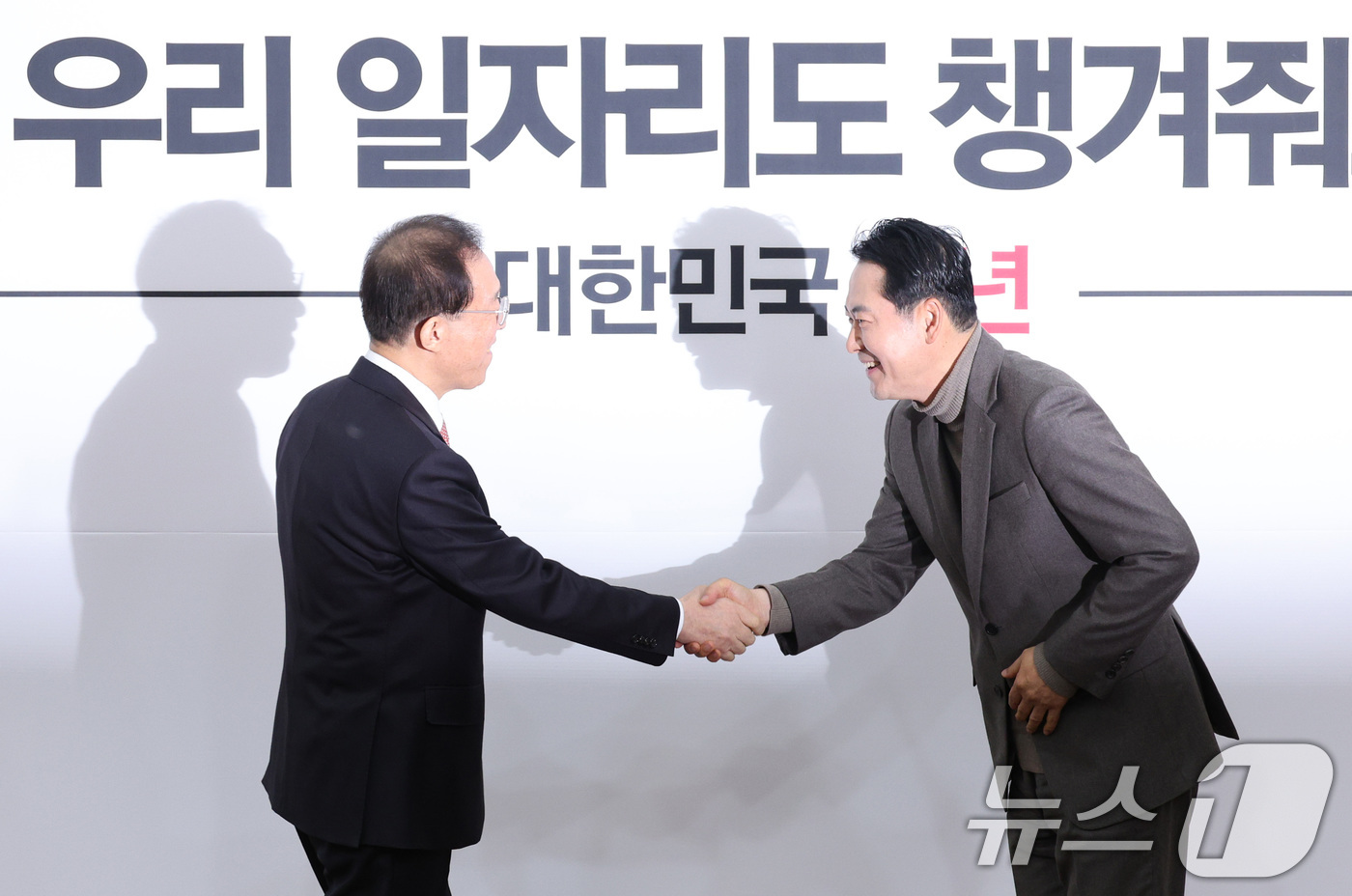 (서울=뉴스1) 신웅수 기자 = 장동혁 국민의힘 대표가 16일 서울 여의도 국회를 찾은 이석연 국민통합위원장을 접견하고  있다. 2025.12.16/뉴스1