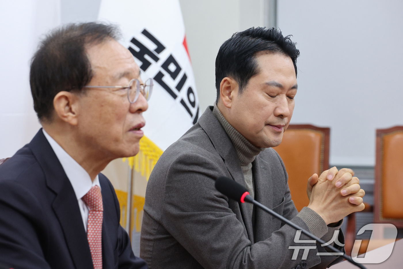 (서울=뉴스1) 신웅수 기자 = 장동혁 국민의힘 대표가 16일 서울 여의도 국회를 찾은 이석연 국민통합위원장의 발언을 듣고 있다. 2025.12.16/뉴스1