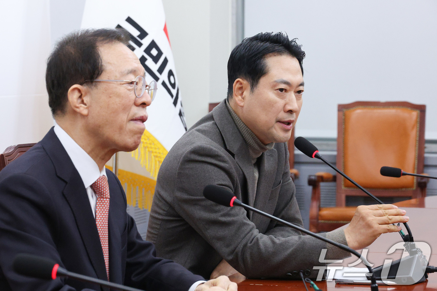 (서울=뉴스1) 신웅수 기자 = 장동혁 국민의힘 대표가 16일 서울 여의도 국회를 찾은 이석연 국민통합위원장을 접견하며 발언하고 있다. 2025.12.16/뉴스1