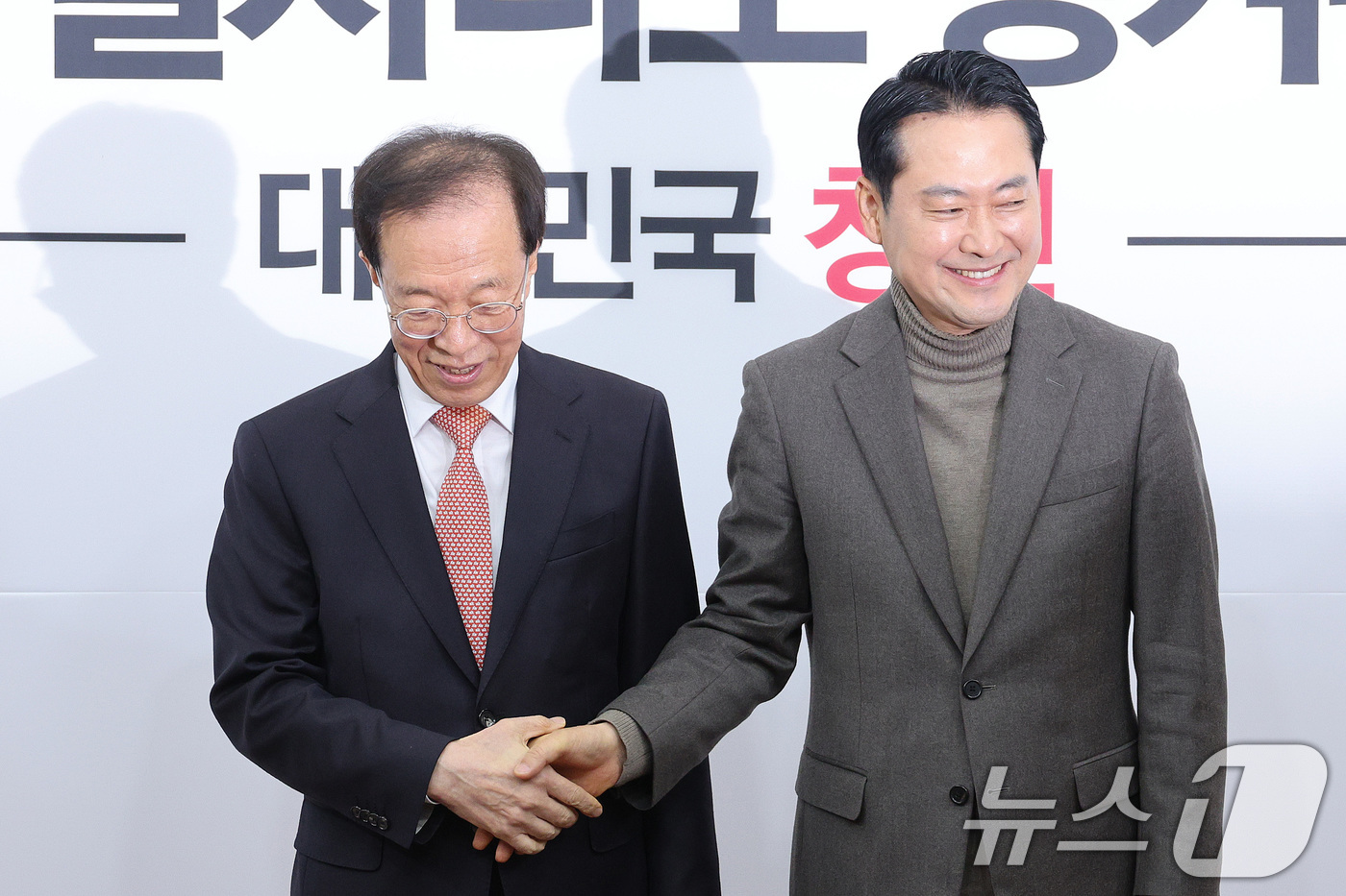 (서울=뉴스1) 신웅수 기자 = 장동혁 국민의힘 대표가 16일 서울 여의도 국회를 찾은 이석연 국민통합위원장을 접견하고 있다. 2025.12.16/뉴스1