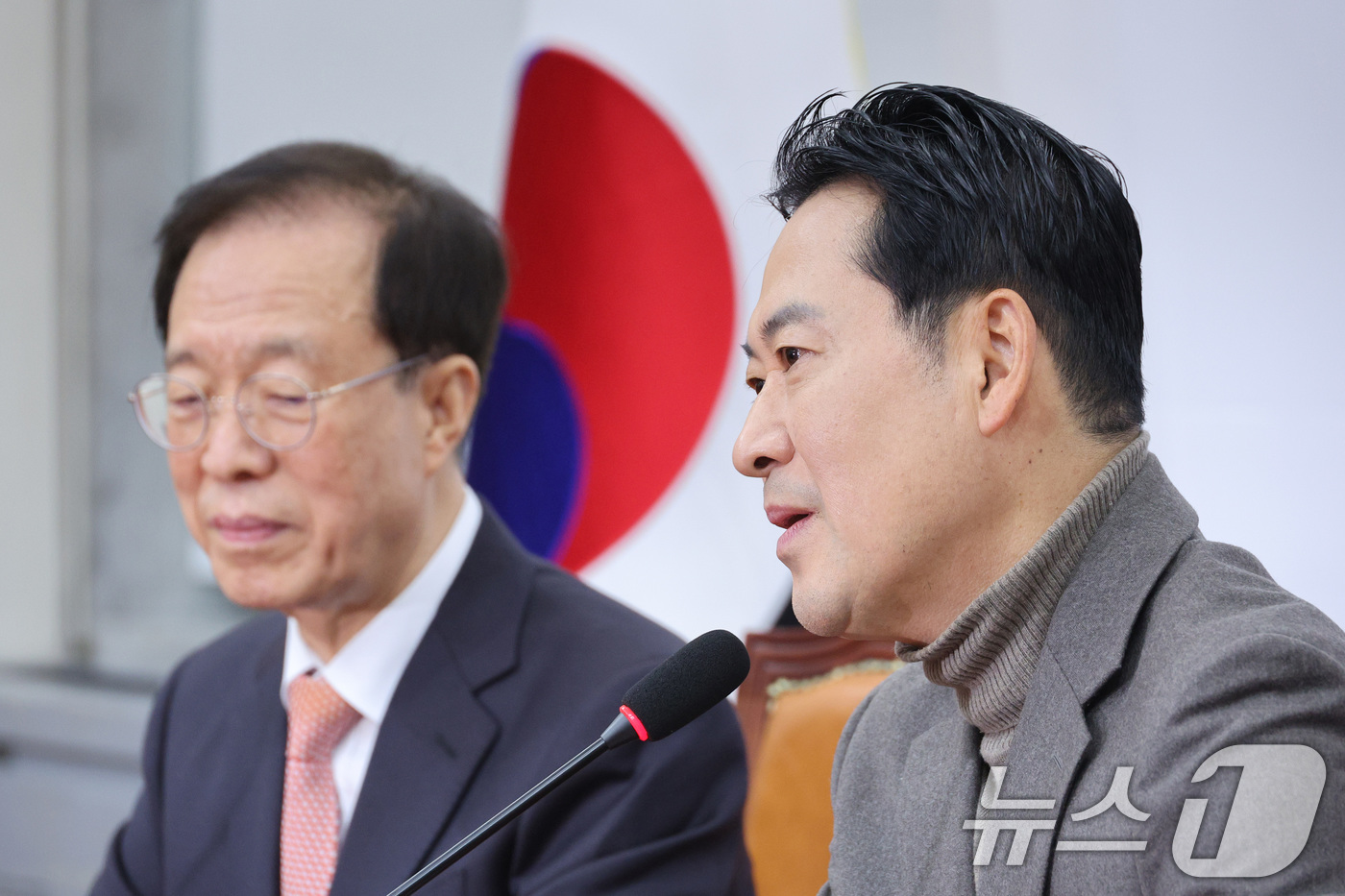 (서울=뉴스1) 신웅수 기자 = 장동혁 국민의힘 대표가 16일 서울 여의도 국회를 찾은 이석연 국민통합위원장을 접견하며 발언하고 있다. 2025.12.16/뉴스1