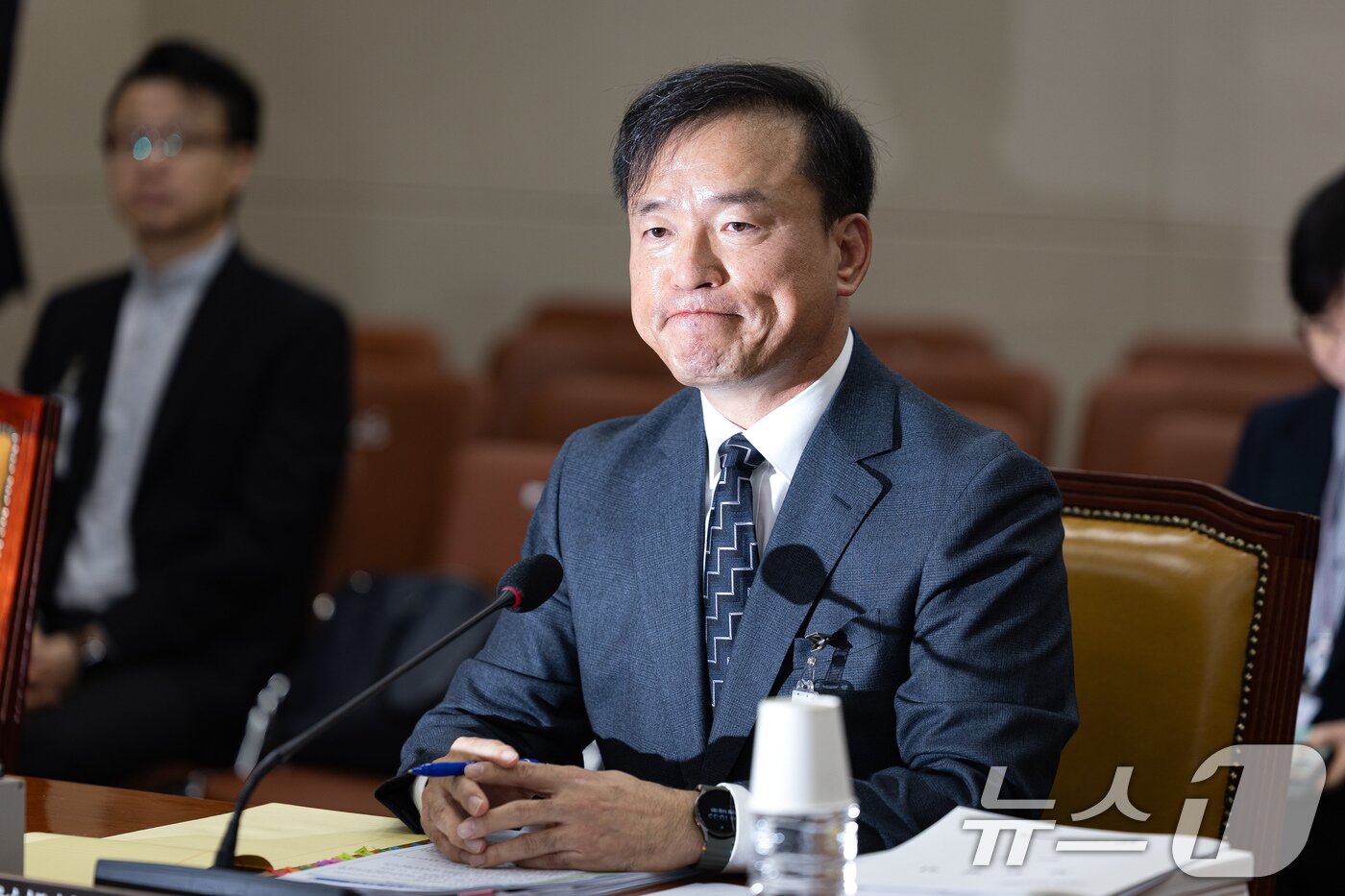 본문 이미지 - 김종철 방송미디어통신위원회 위원장 후보자가 16일 서울 여의도 국회에서 열린 인사청문회에 출석해 굳은 표정을 짓고 있다. 2025.12.16/뉴스1 ⓒ News1 유승관 기자