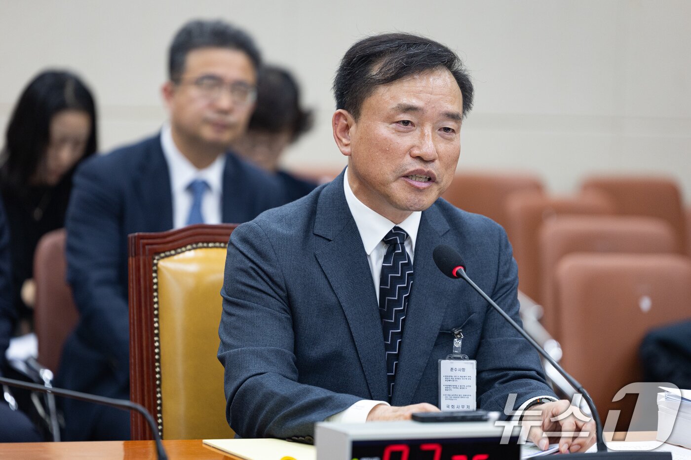 본문 이미지 - 김종철 방송미디어통신위원회 위원장 후보자가 16일 서울 여의도 국회에서 열린 인사청문회에서 의원 질의에 답하고 있다. 2025.12.16/뉴스1 ⓒ News1 유승관 기자