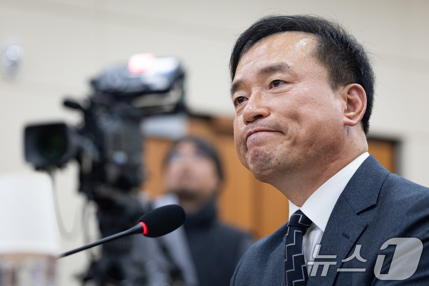 본문 이미지 - 김종철 방송미디어통신위원회 위원장 후보자가 16일 서울 여의도 국회에서 열린 인사청문회에서 의원 질의를 들으며 굳은 표정을 짓고 있다. 2025.12.16/뉴스1 ⓒ News1 유승관 기자