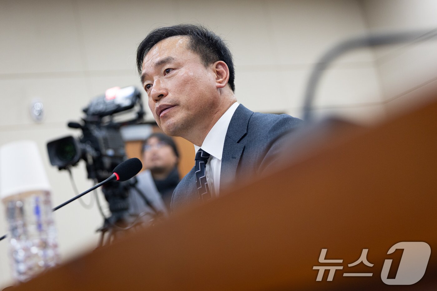 본문 이미지 - 김종철 방송미디어통신위원회 위원장 후보자가 16일 서울 여의도 국회에서 열린 인사청문회에서 의원 질의에 답하고 있다. 2025.12.16/뉴스1 ⓒ News1 유승관 기자