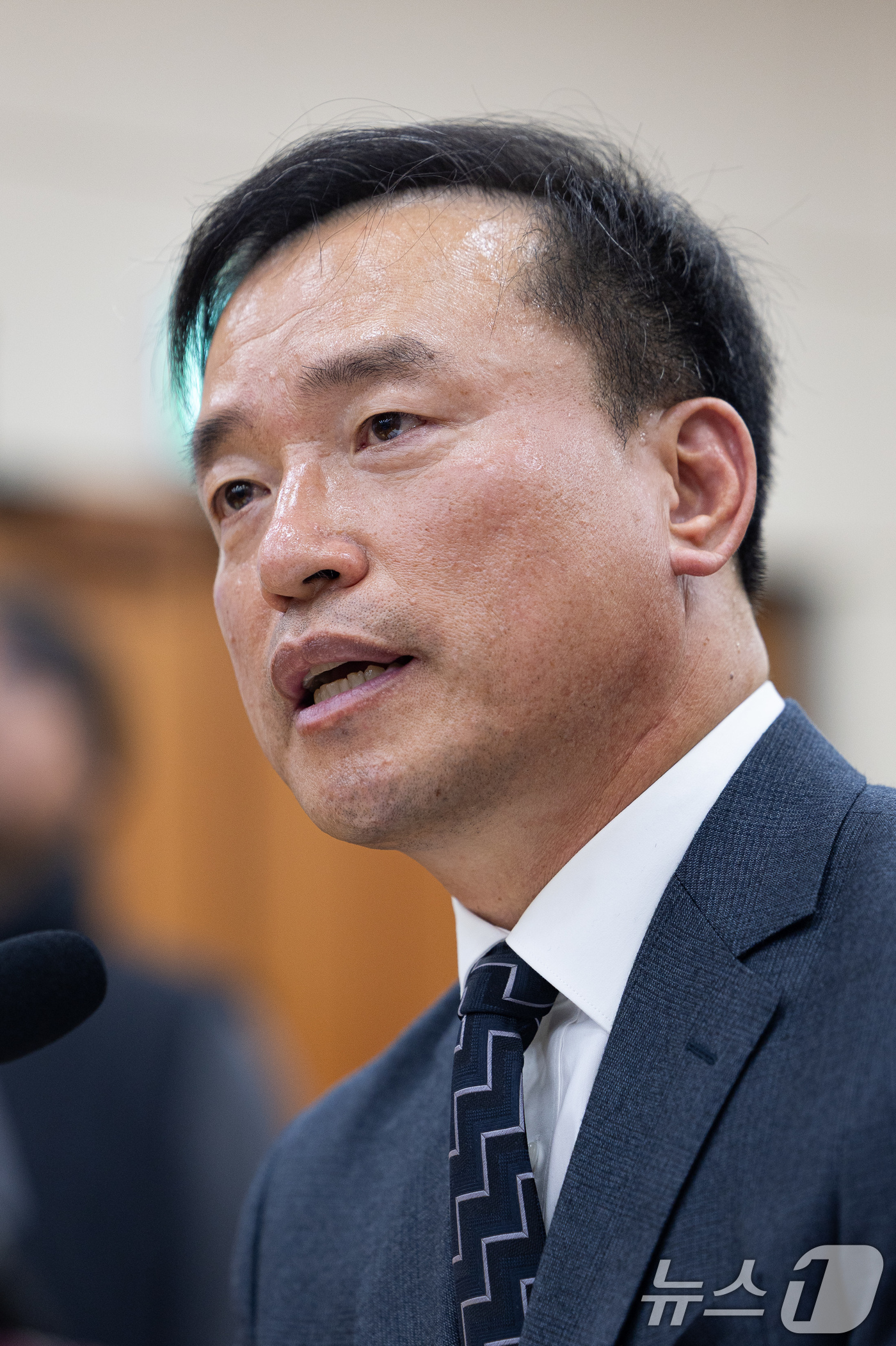 (서울=뉴스1) 유승관 기자 = 김종철 방송미디어통신위원회 위원장 후보자가 16일 서울 여의도 국회에서 열린 인사청문회에서 의원 질의에 답하고 있다. 2025.12.16/뉴스1