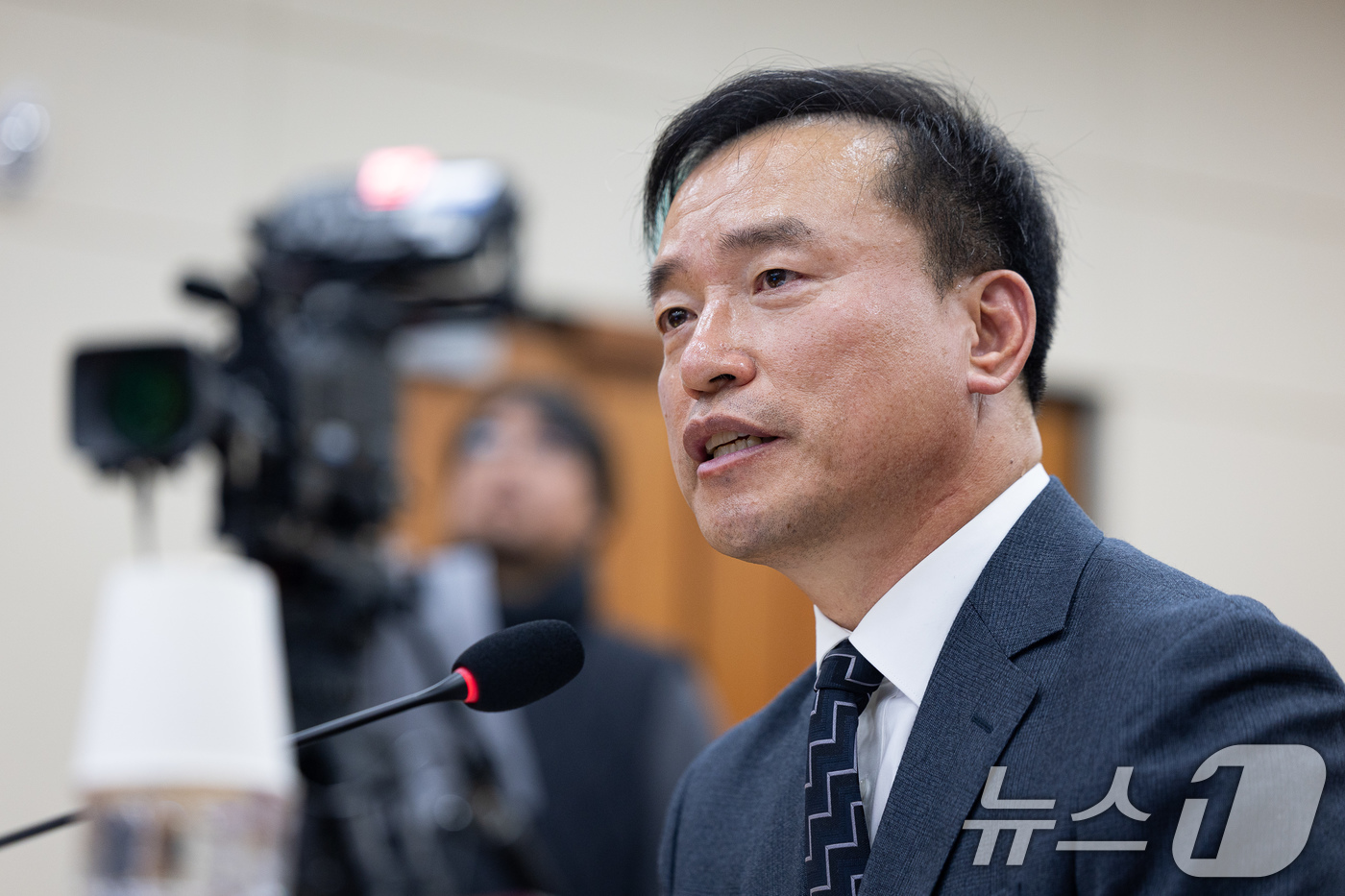 (서울=뉴스1) 유승관 기자 = 김종철 방송미디어통신위원회 위원장 후보자가 16일 서울 여의도 국회에서 열린 인사청문회에서 의원 질의에 답하고 있다. 2025.12.16/뉴스1