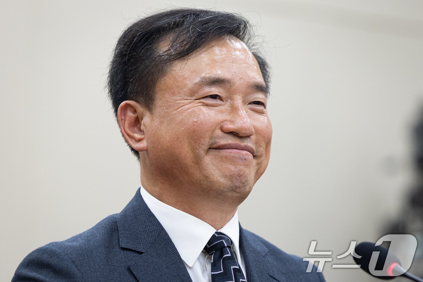 본문 이미지 - 김종철 방송미디어통신위원회 위원장 후보자가 16일 서울 여의도 국회에서 열린 인사청문회에서 미소 짓고 있다. 2025.12.16/뉴스1 ⓒ News1 유승관 기자