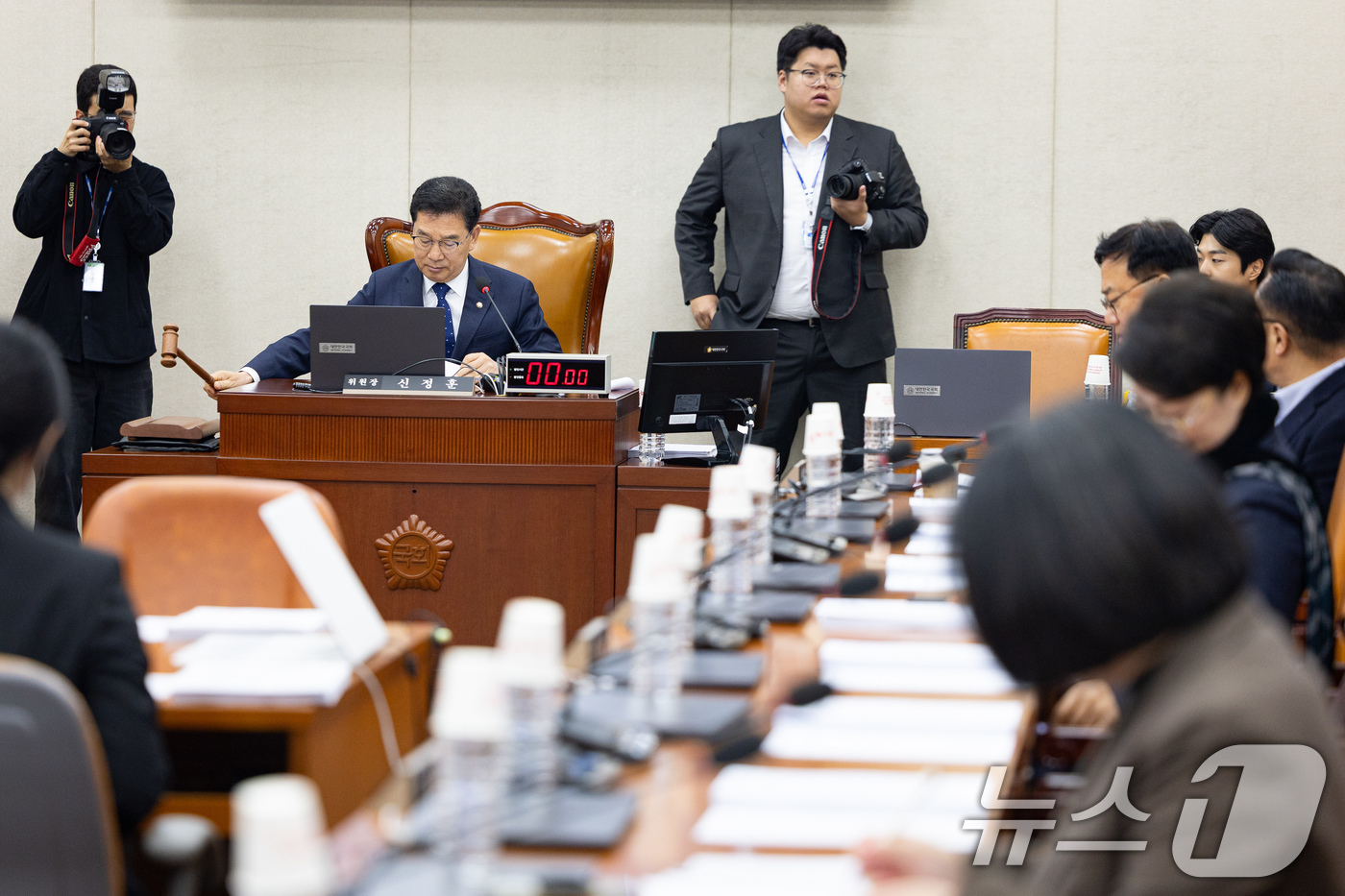 (서울=뉴스1) 유승관 기자 = 신정훈 국회 행정안전위원장이 16일 서울 여의도 국회에서 열린 제430회 국회(임시회) 행정안전위원회 제1차 전체회의에서 의사봉을 두드리고 있다. …