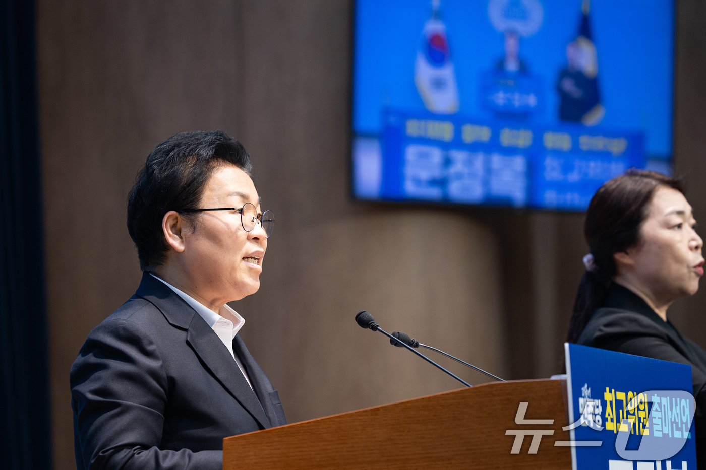 (서울=뉴스1) 유승관 기자 = 문정복 더불어민주당 의원이 16일 서울 여의도 국회 소통관에서 기자회견을 열고 최고위원 출마를 선언하고 있다. 2025.12.16/뉴스1