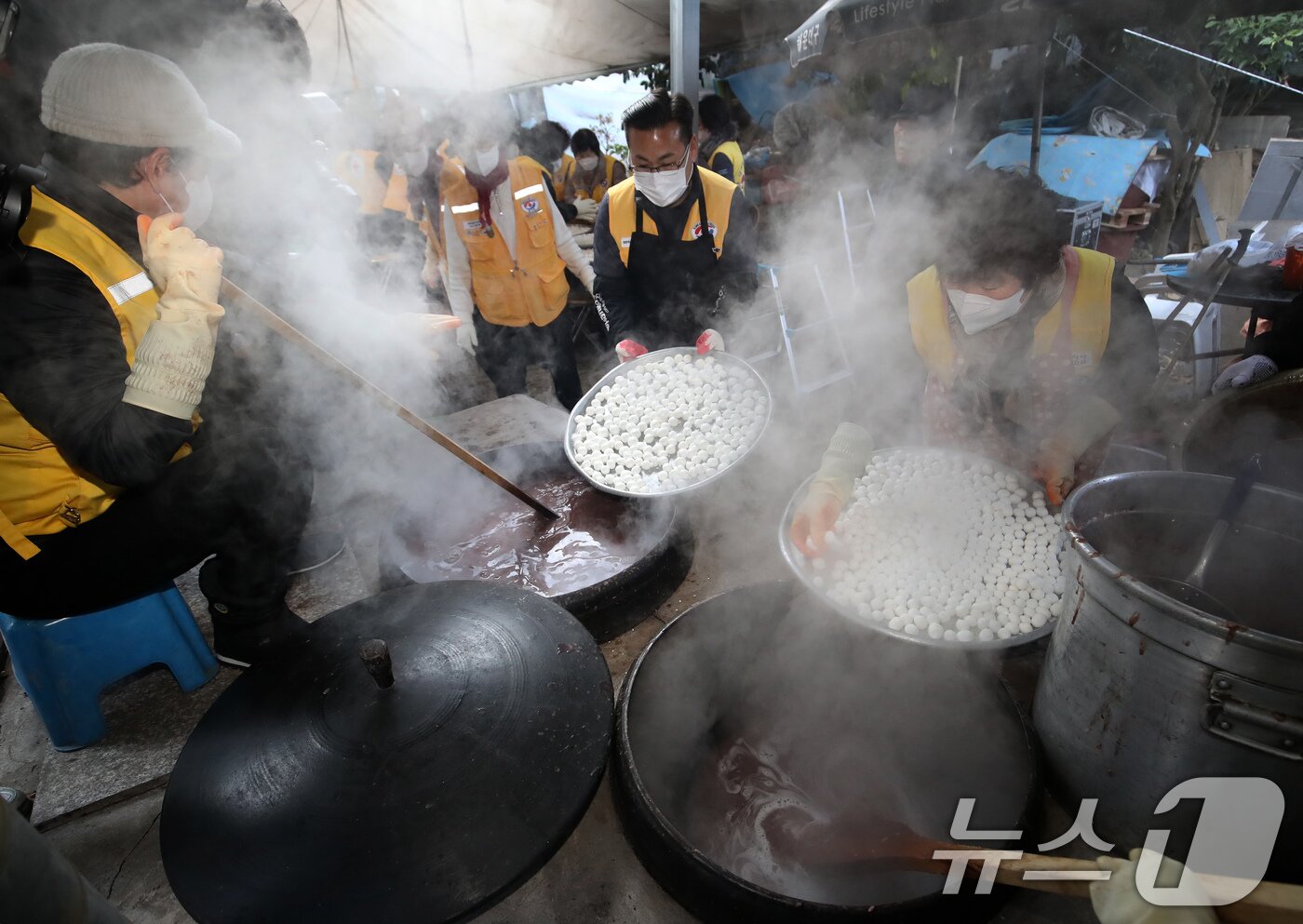 본문 이미지 - 16일 부산 해운대구 가마솥무료급식소에서 대한적십자사 부산지사 해운대구협의회 봉사원들이 취약계층 어르신에게 대접할 팥죽에 새알심을 넣고 있다.  2025.12.16/뉴스1 ⓒ News1 윤일지 기자
