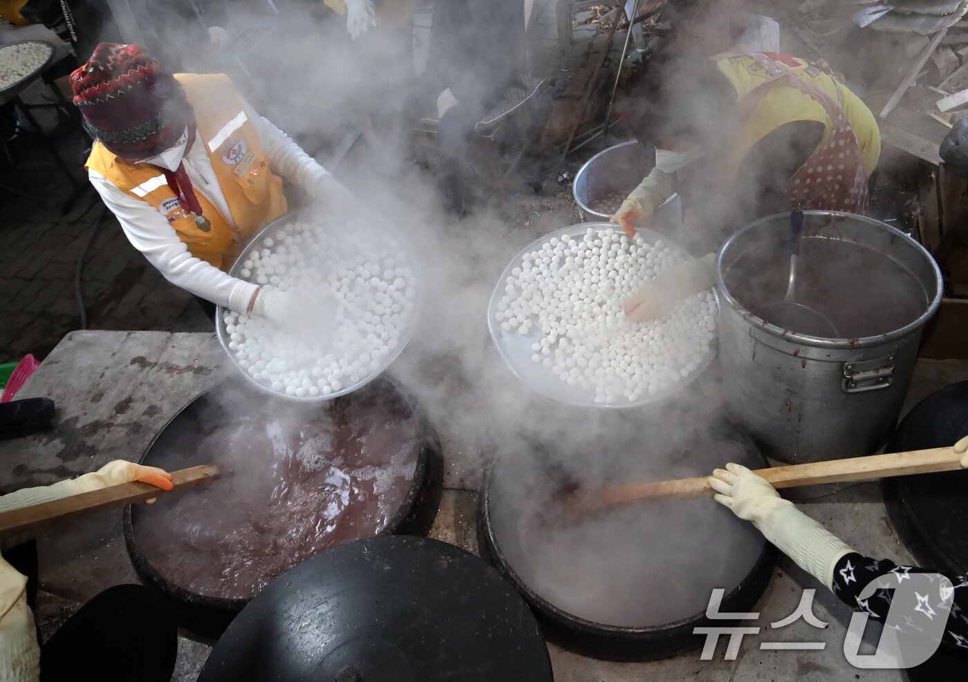 본문 이미지 - 16일 부산 해운대구 가마솥무료급식소에서 대한적십자사 부산지사 해운대구협의회 봉사원들이 취약계층 어르신에게 대접할 팥죽에 새알심을 넣고 있다.  025.12.16/뉴스1 ⓒ News1 윤일지 기자