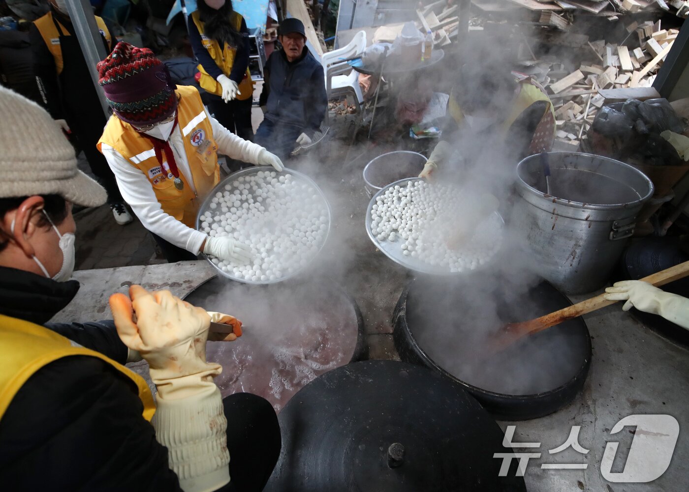 본문 이미지 - 16일 부산 해운대구 가마솥무료급식소에서 대한적십자사 부산지사 해운대구협의회 봉사원들이 취약계층 어르신에게 대접할 팥죽에 새알심을 넣고 있다.  2025.12.16/뉴스1 ⓒ News1 윤일지 기자