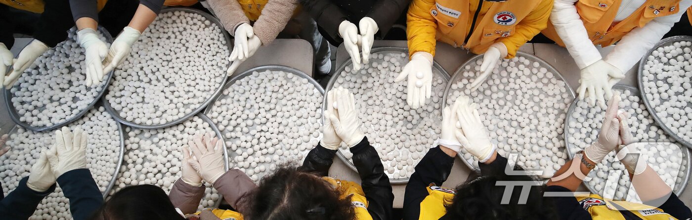 본문 이미지 - 16일 부산 해운대구 가마솥무료급식소에서 대한적십자사 부산지사 해운대구협의회 봉사원들이 취약계층 어르신에게 대접할 팥죽에 넣을 새알심을 빚고 있다.  2025.12.16/뉴스1 ⓒ News1 윤일지 기자