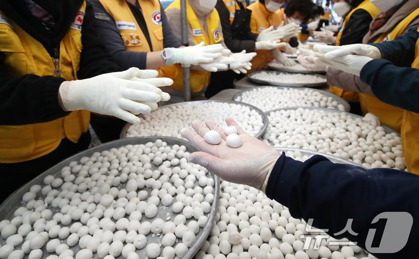 본문 이미지 - 16일 부산 해운대구 가마솥무료급식소에서 대한적십자사 부산지사 해운대구협의회 봉사원들이 취약계층 어르신에게 대접할 팥죽에 넣을 새알심을 빚고 있다.  2025.12.16/뉴스1 ⓒ News1 윤일지 기자