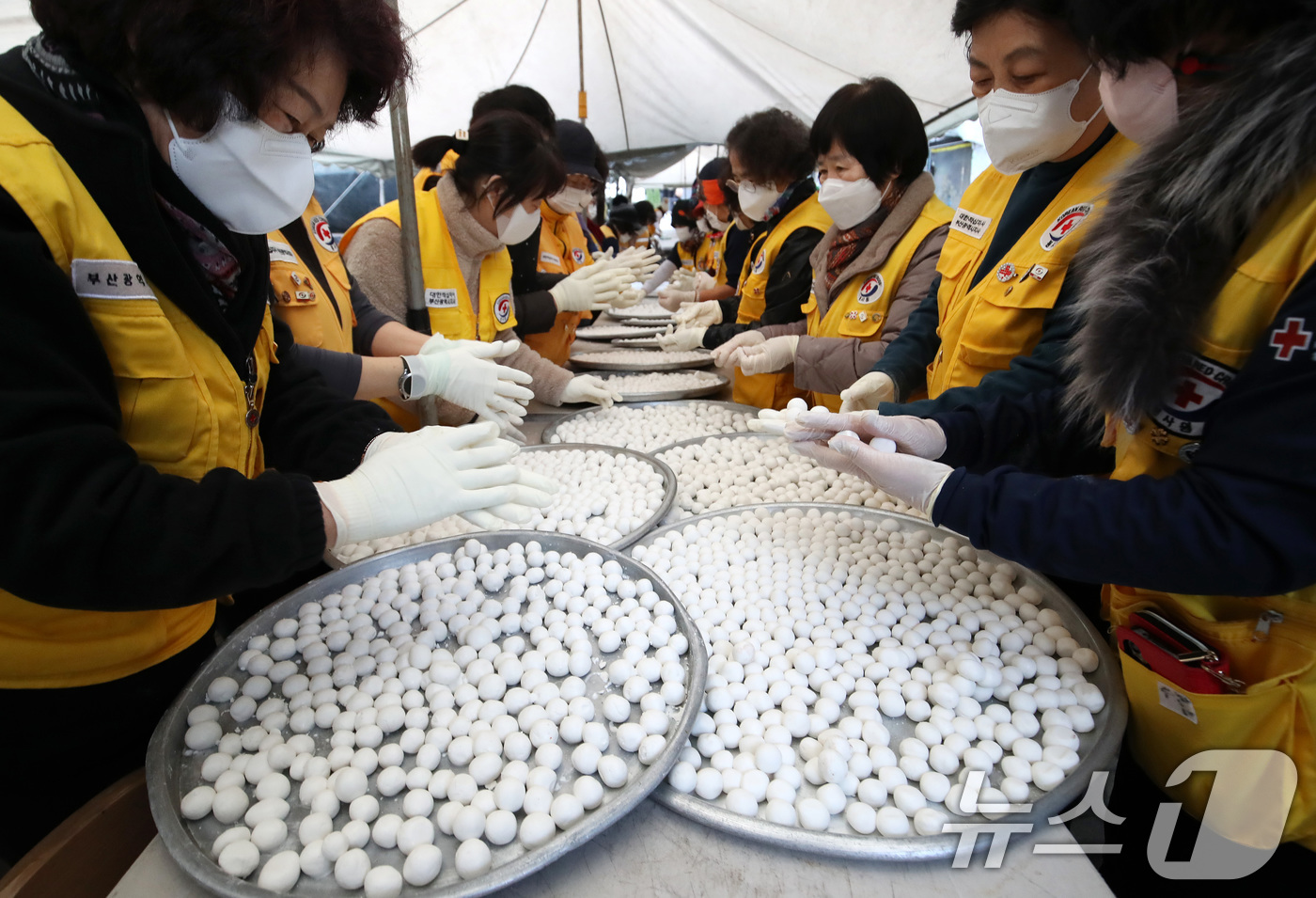 (부산=뉴스1) 윤일지 기자 = 16일 부산 해운대구 가마솥무료급식소에서 대한적십자사 부산지사 해운대구협의회 봉사원들이 취약계층 어르신에게 대접할 팥죽에 넣을 새알심을 빚고 있다. …