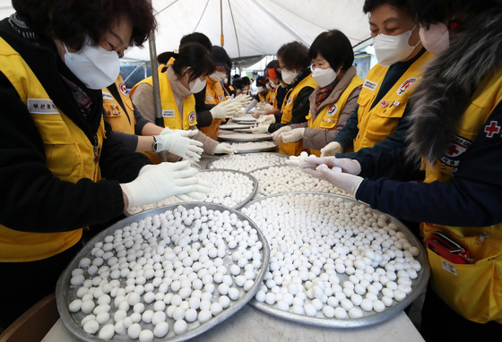 정성스레 빚는 동지팥죽 새알심