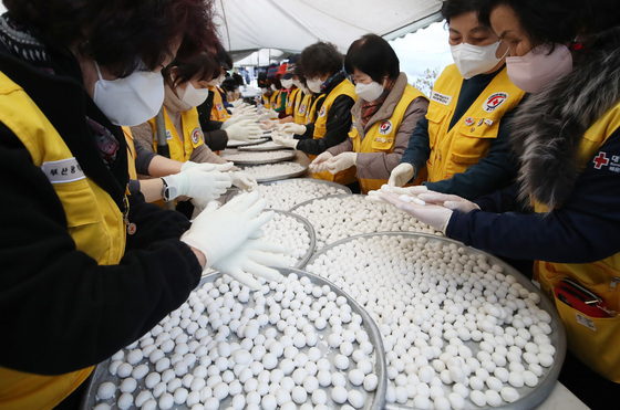 '동지팥죽 새알심' 빚어요